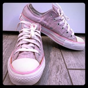 Converse Chuck Taylor. Women’s 7/ Men’s 5